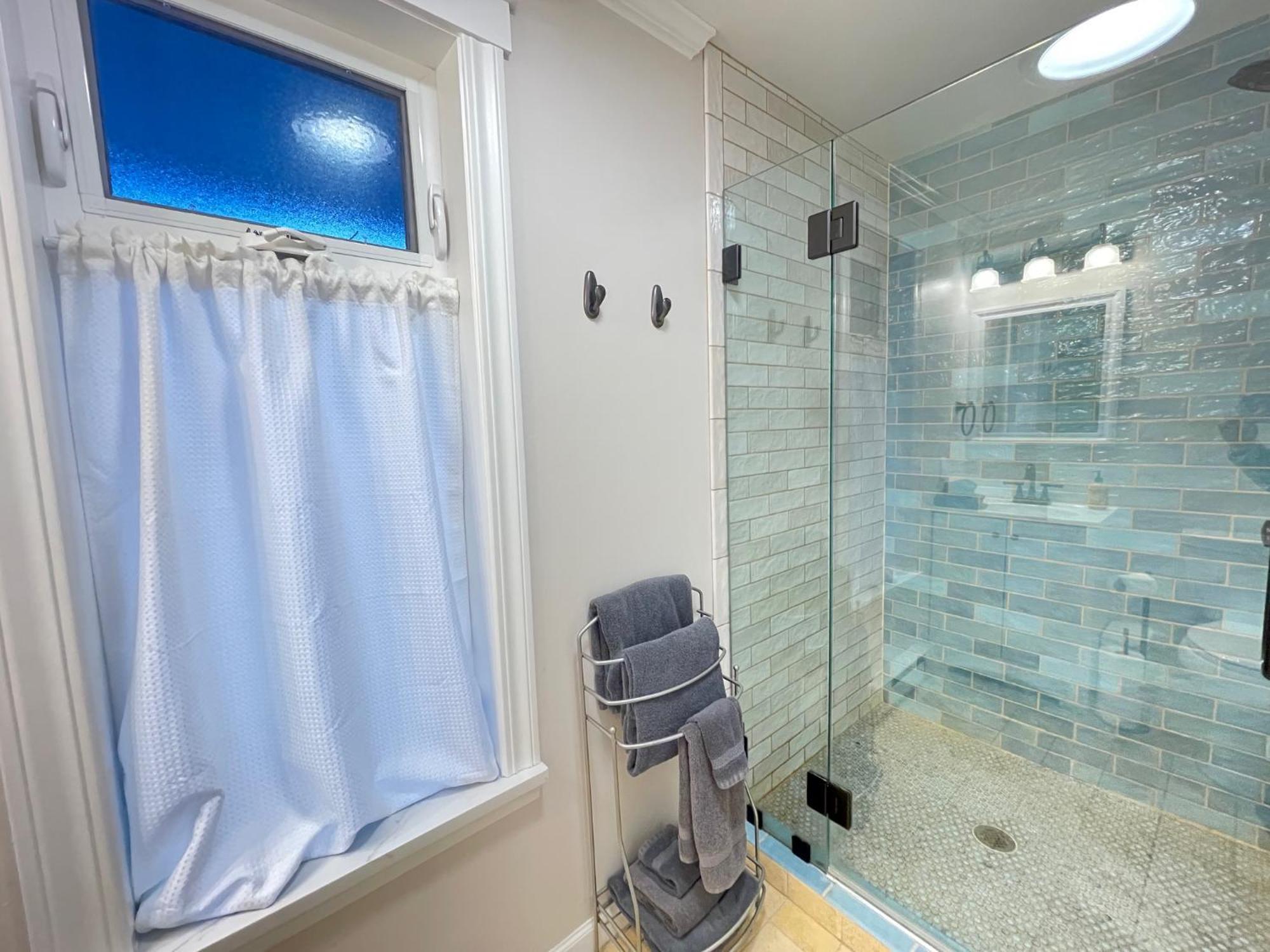 Puget Sound Chic Romantic Cottage With Private Beach Access & Gated Entry Port Ludlow Exterior photo